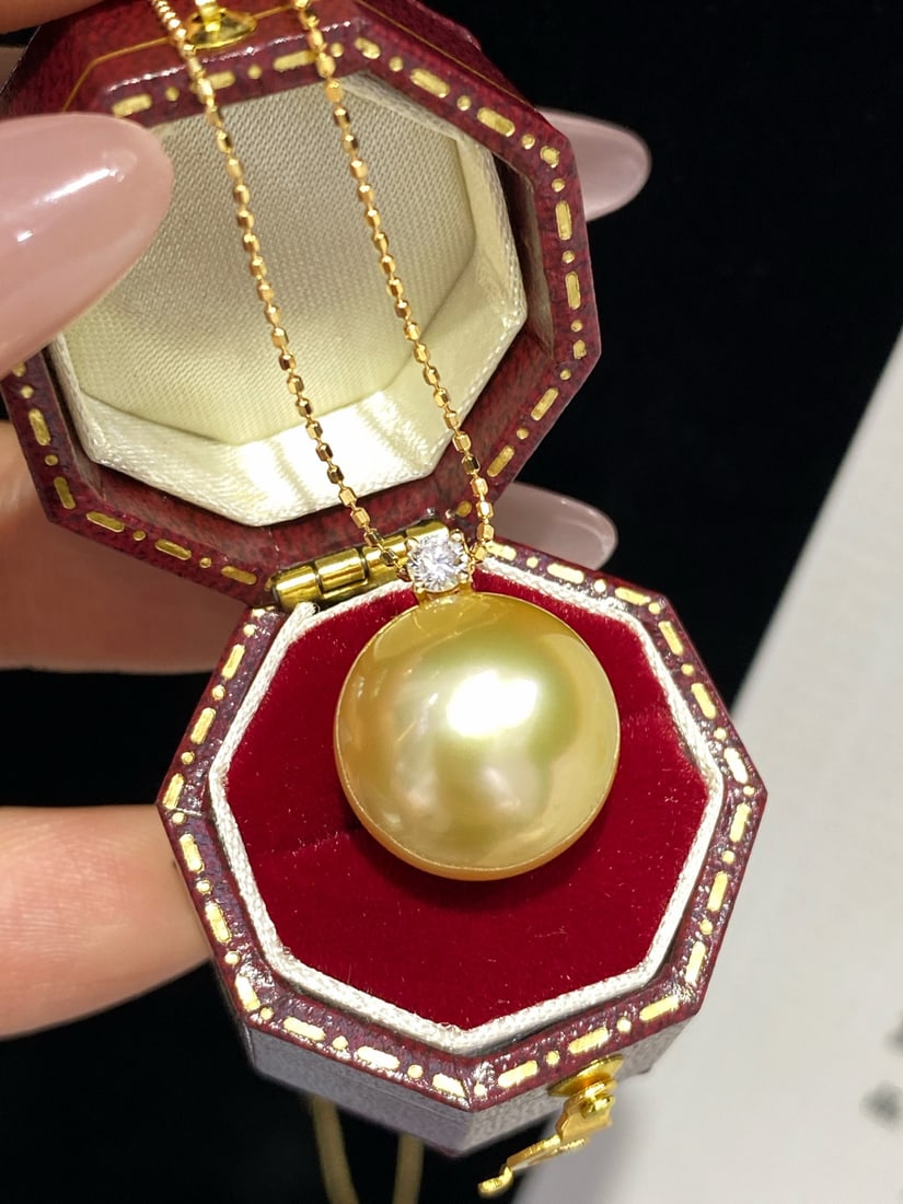 18K Gold Tea Gold Pearl Loose Bead: This pearl exhibits a captivating medium-rich golden hue, with a thick nacre and flawless, delicate surface. Paired with 18K gold and lab-grown diamonds, it exudes noble elegance. ( pearl 14MM, side s