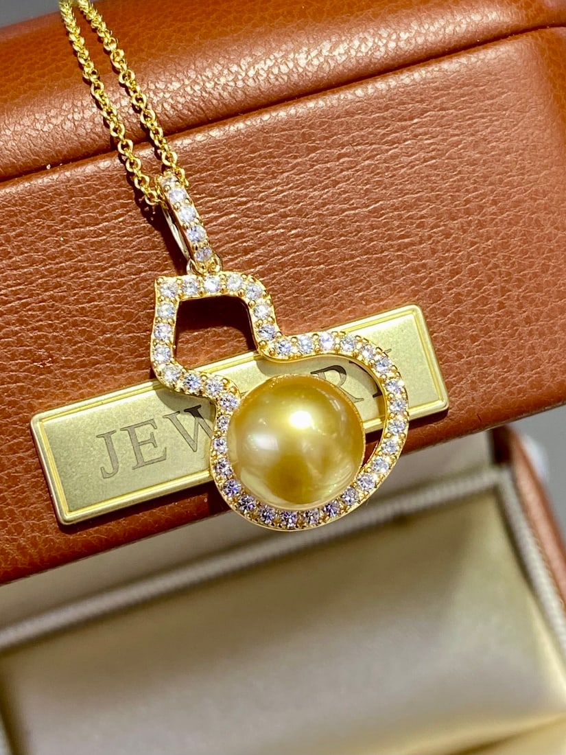 South Sea Golden Pearl Pendant: This pendant features a 9mm South Sea golden pearl, showcasing a delicate luster that exudes a high-end texture. The slight blemishes of the pearl highlight its natural beauty.Pearl diameter 9mm