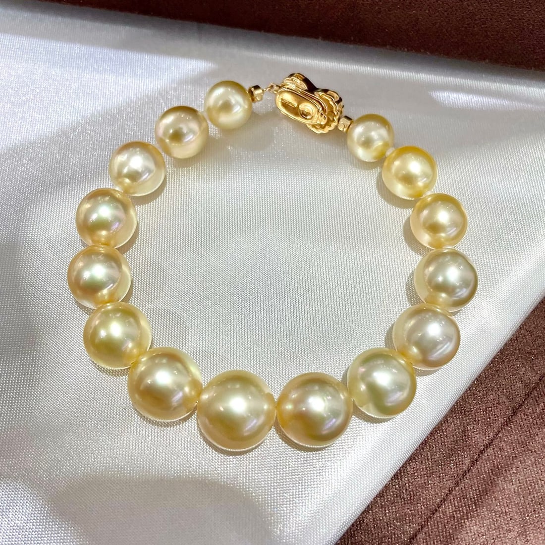 South Sea Golden Pearl Bracelet: This bracelet features South Sea golden pearls, showcasing a medium-deep golden hue with an elegant luster. The pearls are near-round with minimal blemishes, paired with a new silver clasp, exuding a 
