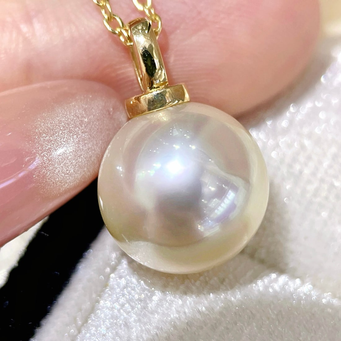 18K Gold Natural Pearl Pendant: This pendant showcases the natural allure of pearls, with a 12.5mm nearly round shape and almost flawless surface that is silky smooth. The pearl's tone is elegant and soft, suitable for various skin 