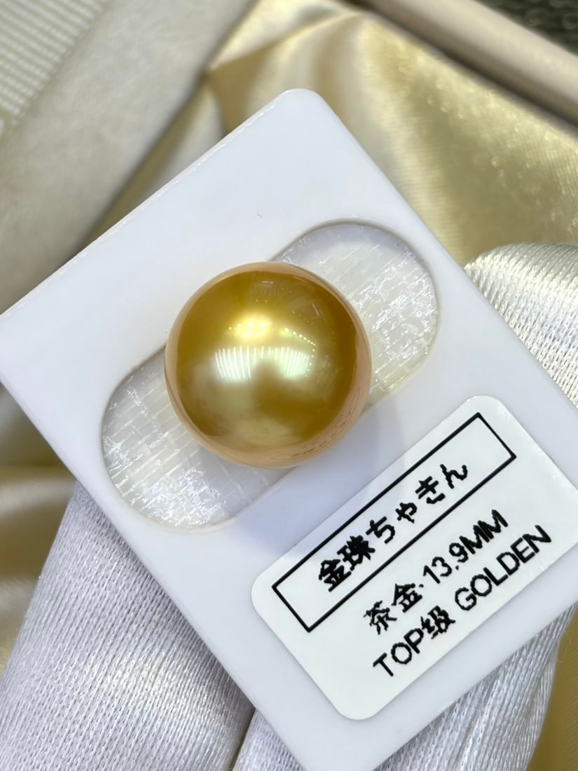 Tea Gold Flawless Loose Pearl: This tea gold pearl exhibits a perfect round shape and flawless surface, exuding a noble luster. Its exceptional quality makes it a standout among pearls.
