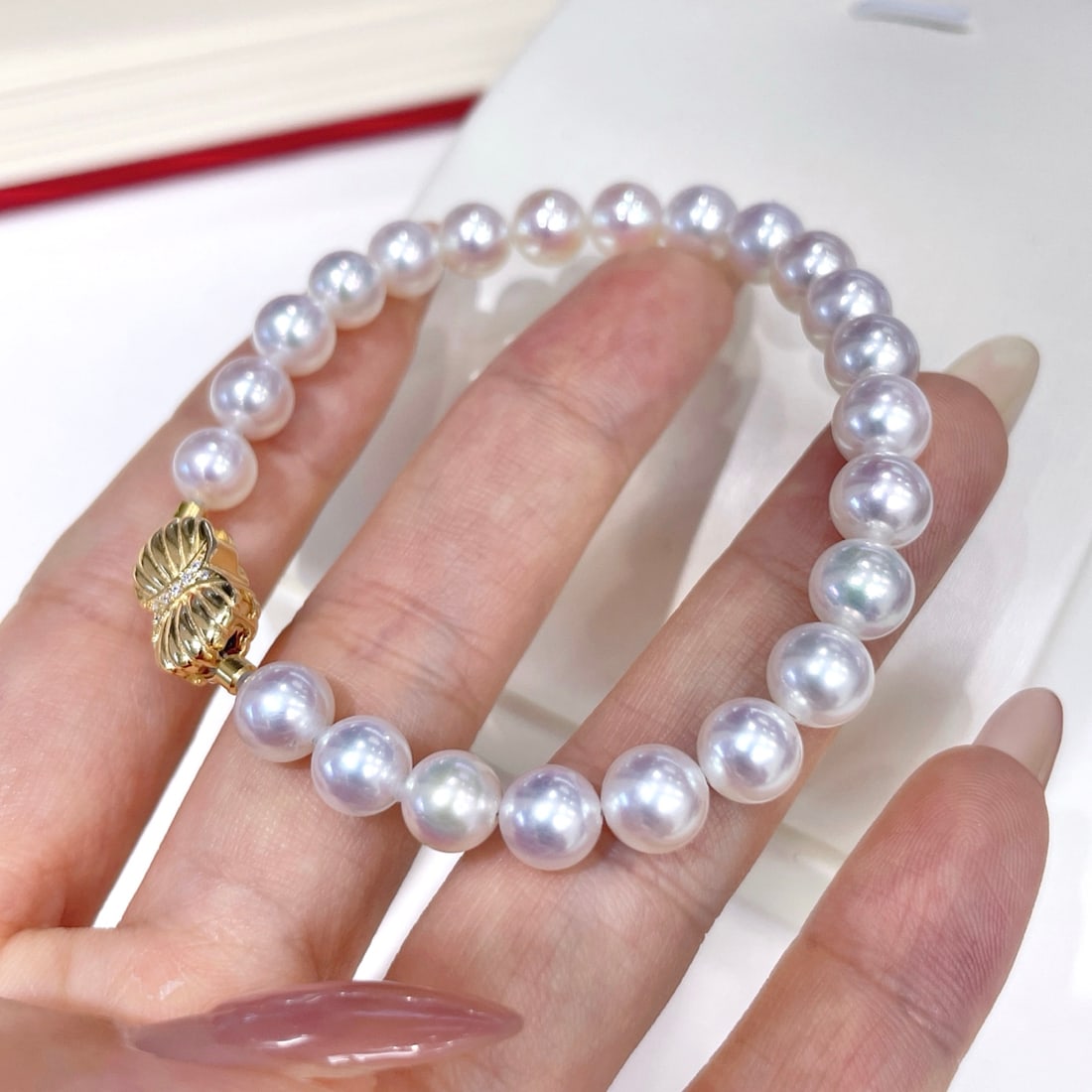 Natural Pearl Bracelet: This bracelet is made of 6.5-7mm Akoya pearls, showcasing a celestial luster. Each pearl is perfectly round and nearly flawless, extremely exquisite. Paired with a finely crafted sterling silver clasp