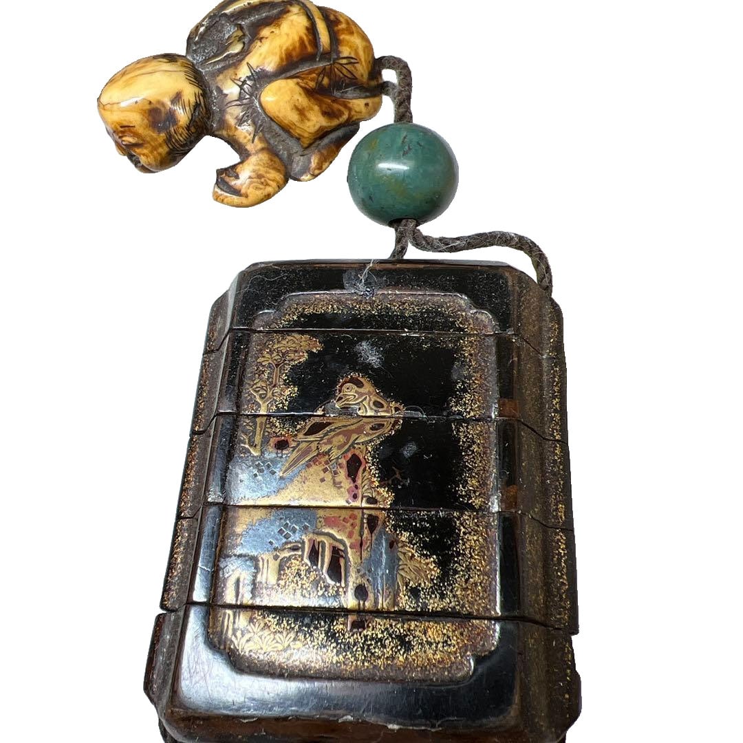 Edo Period Makie Five-Case Inro with Netsuke, Accompanied by a Wooden Box, 58g: Edo Period Makie Five-Tier Inro with Netsuke, Accompanied by Wooden Box, 58g Please understand the wear and damage due to the passage of time.