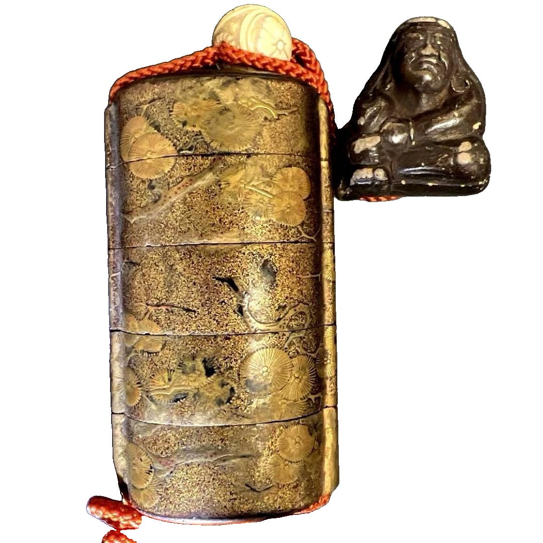Edo period maki-e inro with Daruma netsuke: Edo Period Makie Inro with Daruma Netsuke, 73g Please understand the wear, discoloration, and minor damages due to the age.