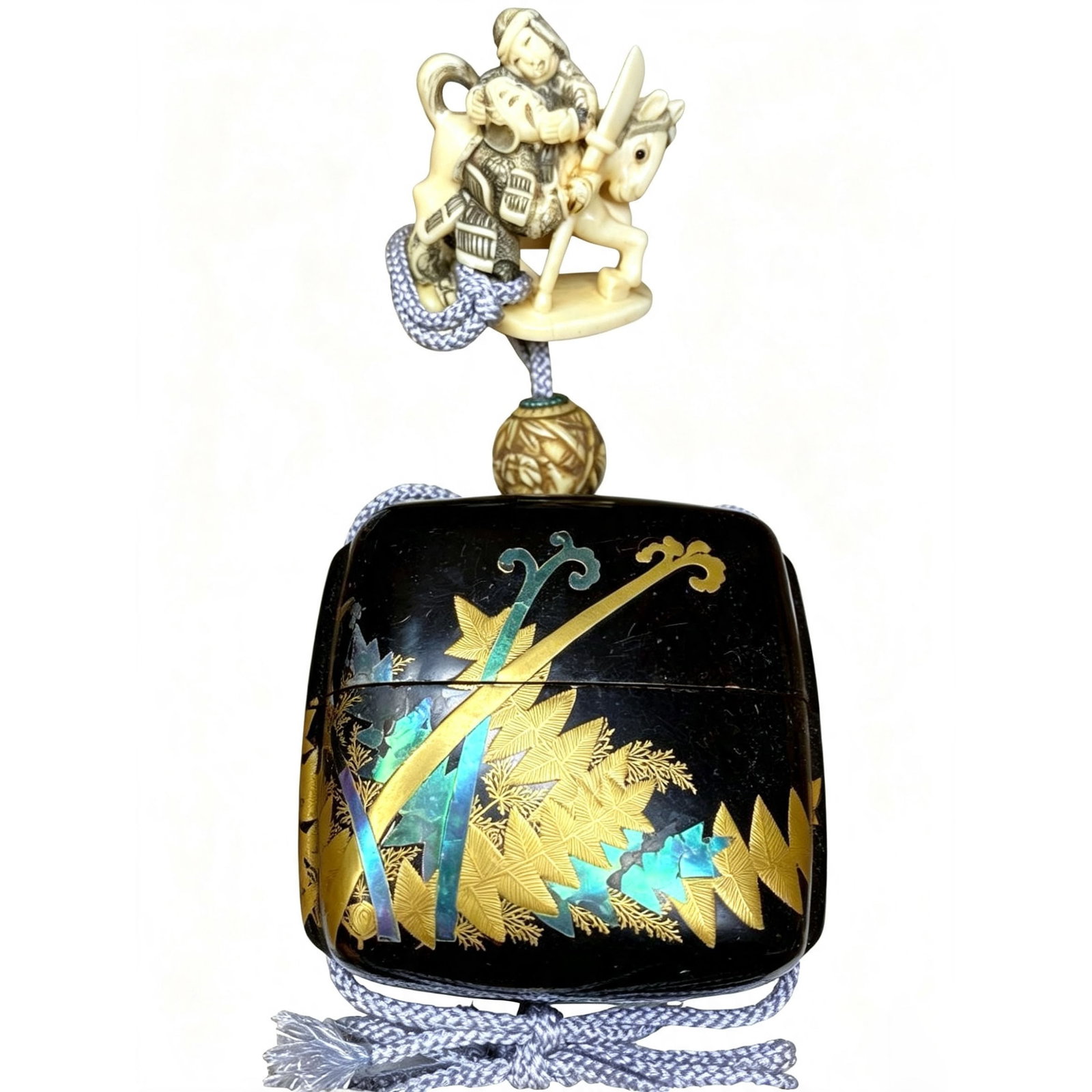 Edo period maki-e inro with wooden box, 102g: Edo period maki-e inro with wooden box, 102g Please understand that due to its age, there may be wear and damage such as maki-e peeling.