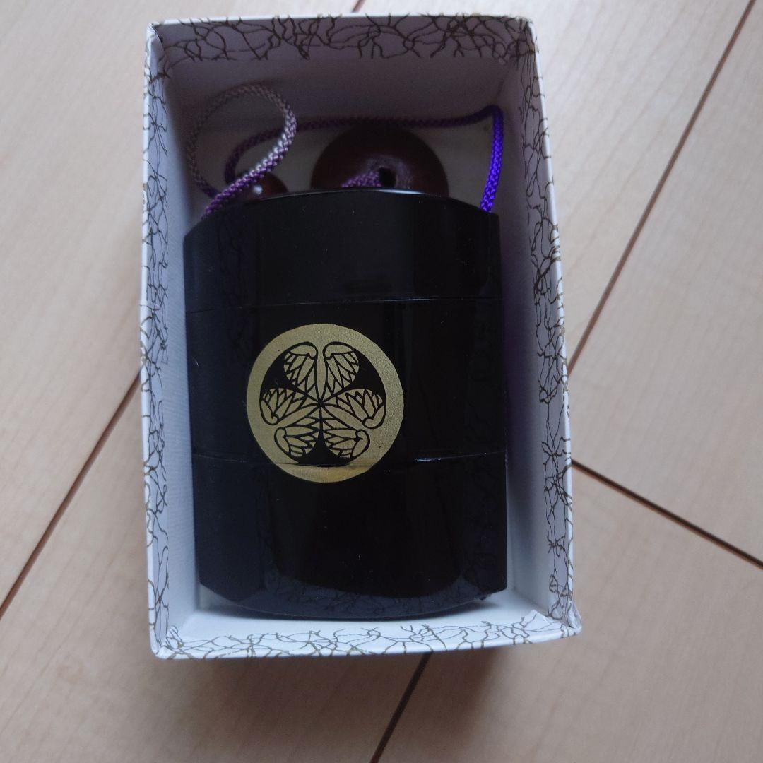 Black lacquer inro with gold patterns. - 6