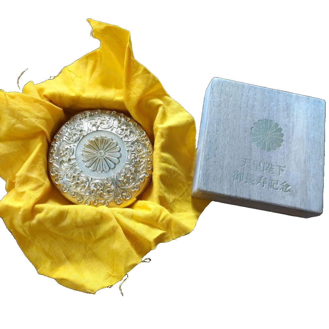 24K GP Vermilion Inkpad with Chrysanthemum Imperial Crest, Commemorative Craft for the Emperor's: In commemoration of the Emperor's longevity, 24K GP, red ink pad, housed in a wooden box. The exterior is gold-colored with a chrysanthemum imperial crest design. The red ink pad has dried. The