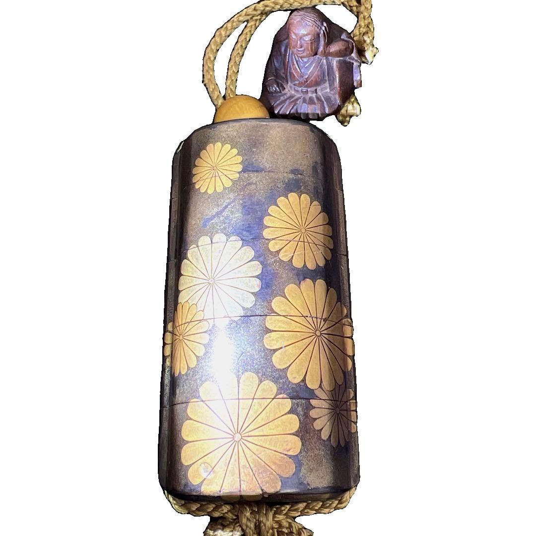 Wooden Inro with Maki-e Sixteen-Petal Chrysanthemum Design, 51g: Wooden Inro with Maki-e Sixteen-Petal Chrysanthemum Design Please understand the wear, discoloration, and minor damages due to age.