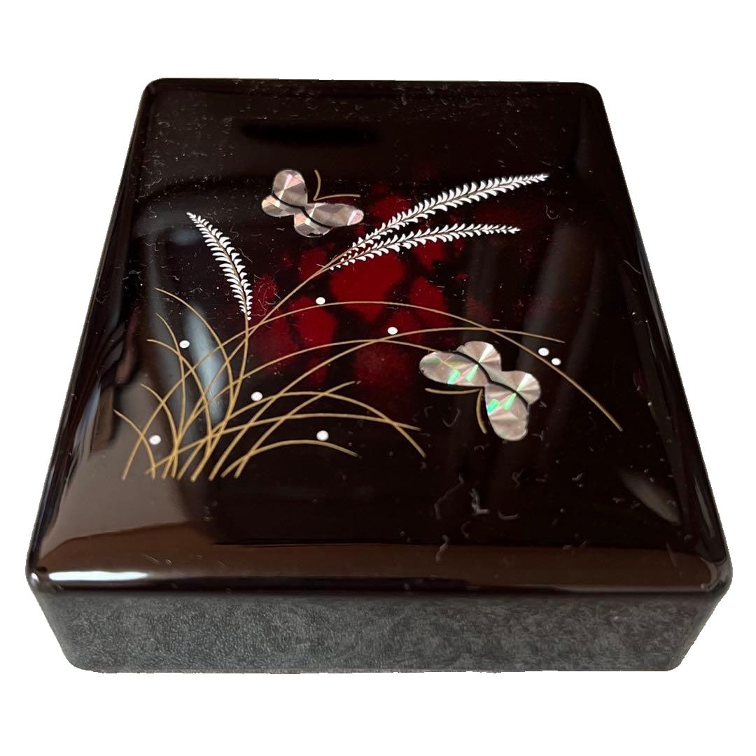 Seal box: This is a lacquer seal box. The surface features a pattern. Due to static electricity, some dust has adhered; we kindly ask for your understanding. No external packaging. Dimensions: 8x10x2.5.