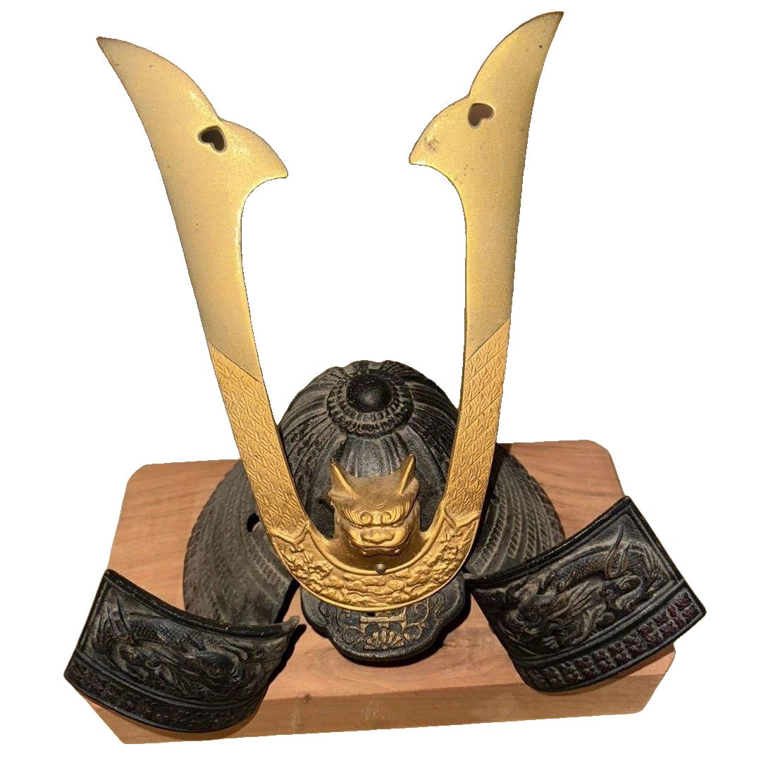 Kabuto: Traditional Japanese Samurai Helmet: Kabuto, Traditional Japanese Samurai Helmet This is a traditional Japanese samurai kabuto, made of metal, featuring gold decorations and carved cheeks, adorned with a lion face. The dimensions are