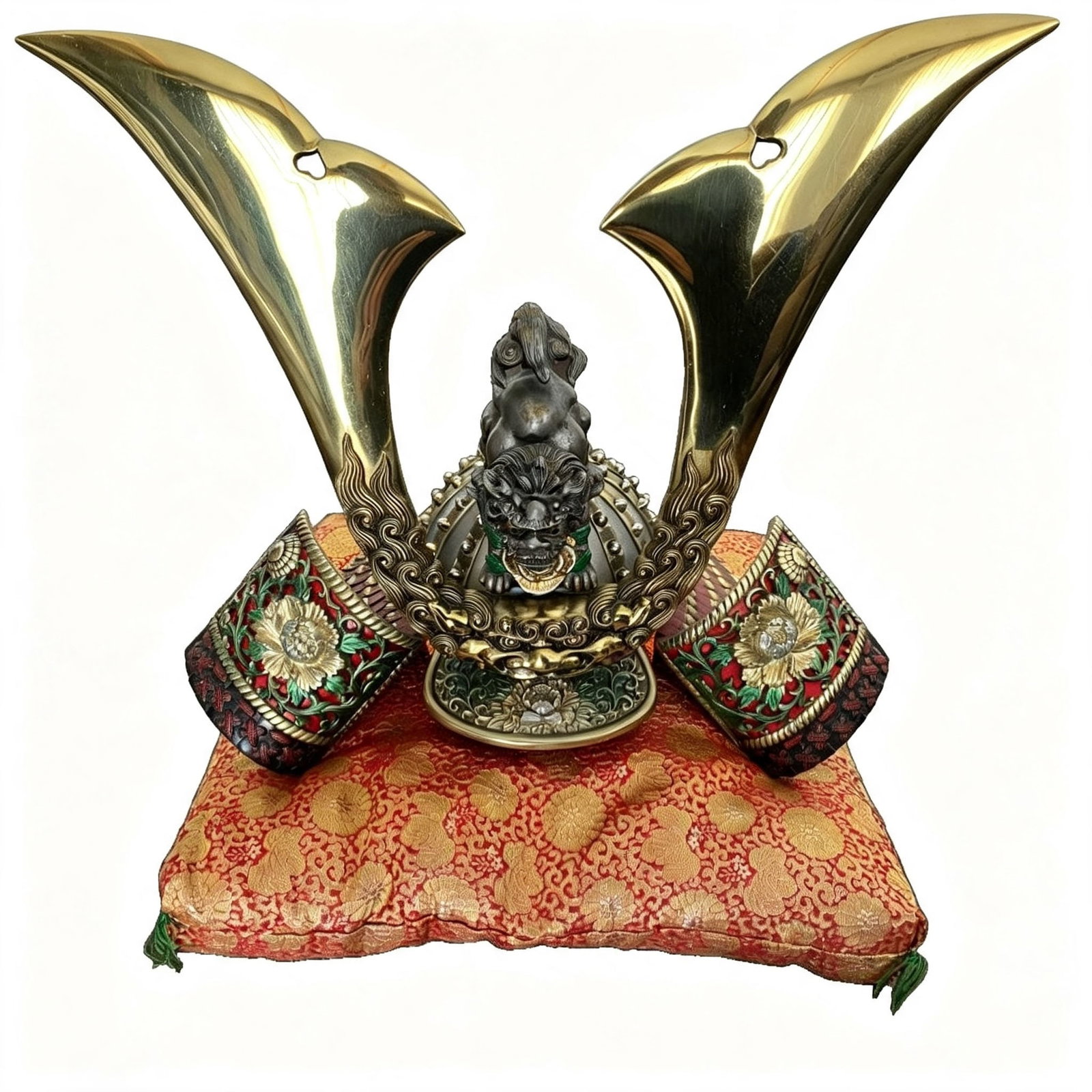 Decorative Kabuto, Showa Retro Decorative Kabuto: This is a helmet. Made of metal, it has a sturdy structure. Although there are some scratches, the overall condition is good. It comes with a dedicated cushion. The material is metal, designed with