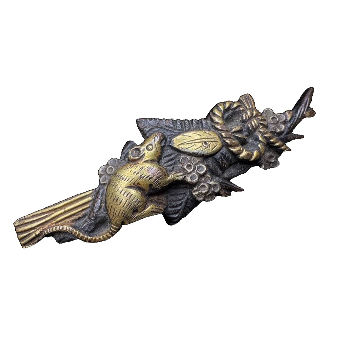 Rat and New Year Decoration Menuki Shakudo Single Menuki Unsigned Japanese Sword Fittings Antique: Rat and New Year Decoration, Menuki, Shakudo, Single Menuki, Unsigned, Japanese Sword Fittings, Antique, Asian Art, Edo Period