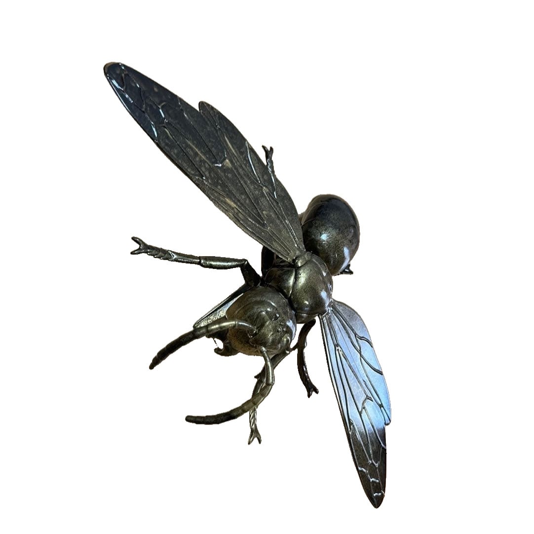 Large Hornet Maedate Armor Equipment Kabuto Sengoku Period Life-sized Samurai Sengoku Warlord: A helmet crest in the form of a giant hornet. Armor and helmets from the Sengoku period, life-sized samurai armor. This is a helmet crest in the form of a giant hornet. The crest is made of PU resin, 