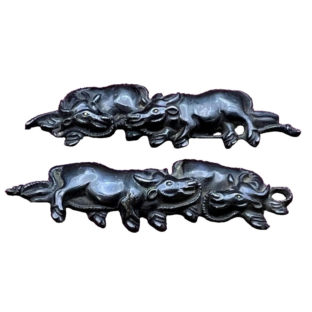 Edo-Meiji Metalwork: Two Oxen Motif, Gold Eyes, Hand-Carved Menuki, Integrated Design, Gilt Bronze: Edo-Meiji Metalwork Two Oxen Design Gold-Eyed Hand-Carved Menuki Integrated Copper Gilt Antique with Dedicated Box Dimensions: Width 5.8 cm, 5.9 cm, Height 1.7 cm, Thickness 0.7 cm, Total Weight appro