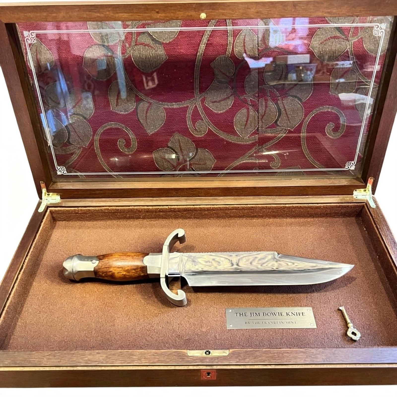 Collector Tokyo, Franklin Mint, Jim Bowie Knife, Replica Knife: This is a replica of a Jim Bowie knife (unsharpened), from 1987, intended for display only. The frame dimensions are 48.5 cm x 25.5 cm x 7 cm, with the knife's total length approximately 34.5 cm. The