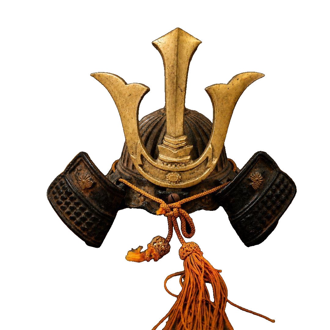 Antique Iron Helmet Ornament, Armor, Antique Item, Helmet: This is an antique iron helmet ornament, approximately 14x18.5x15.5 cm in size, weighing approximately 1.17 kg, with a history of 70 to 80 years. The cord section exhibits breakage, wear, and damage.