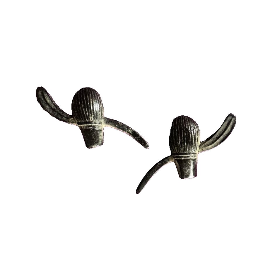 Chasen (tea whisk), Chashaku (tea scoop), Akagane Mekugi (red copper rivet).: Chasen Chashaku Akagane Mekugi A mekugi themed with chasen and chashaku, possibly used by a tea enthusiast at a tea gathering or by an aficionado in sword fittings. This is an exceedingly rare