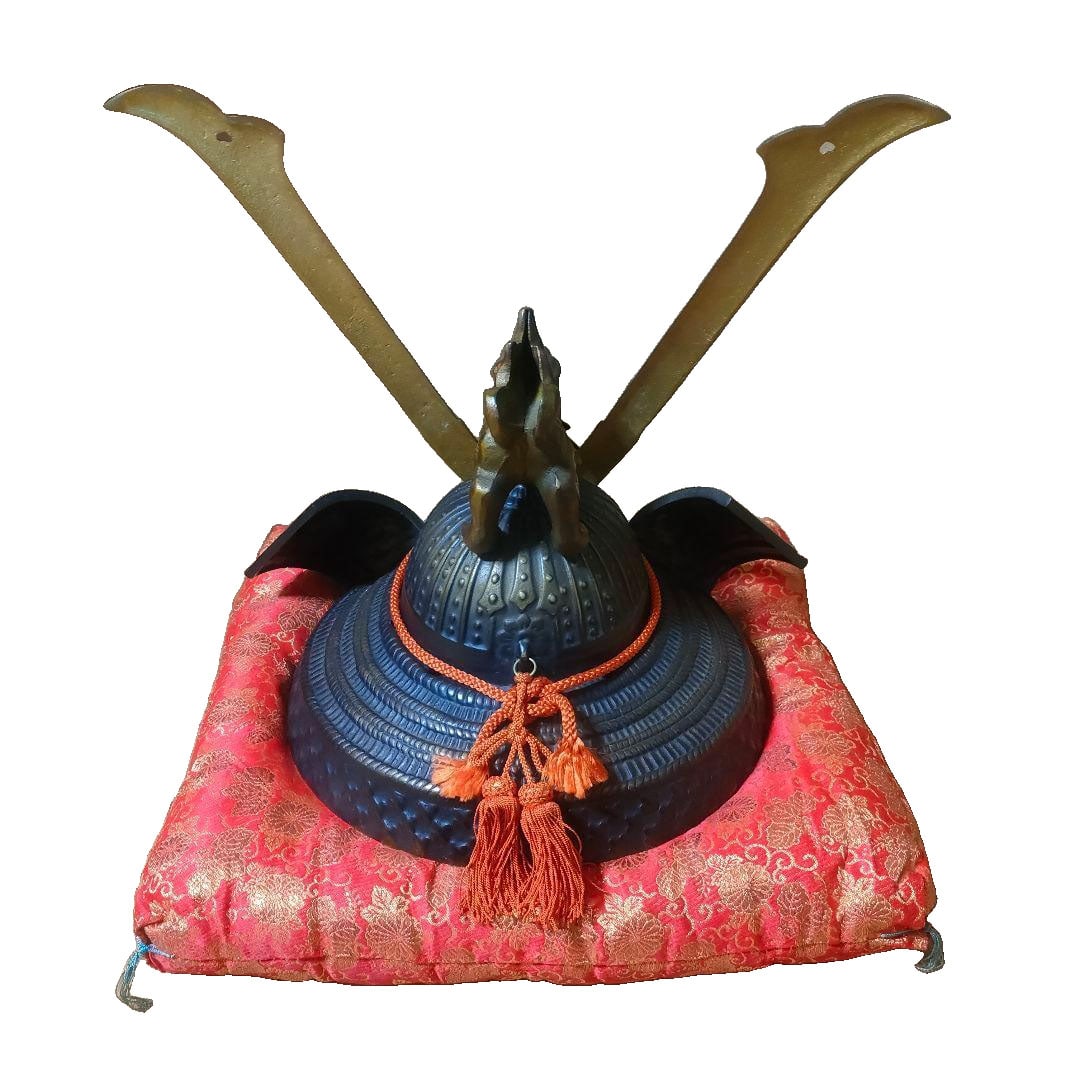 Minamoto no Kuro Hangan Yoshitsune Nagakuwagata Shishigashira Kabuto Samurai Kabuto Bronze Color: A bronze-colored samurai helmet, adorned with lion decorations. This is a replica of the helmet housed at Anrakuji Temple in Yamashiro Province, meticulously cast. Helmet dimensions: approximately