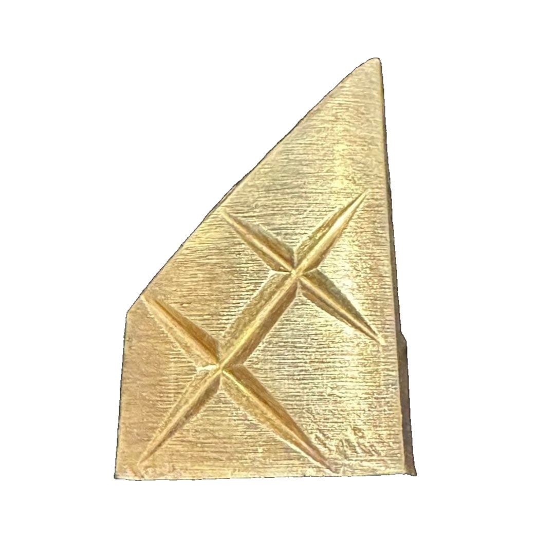 Kashu Kinpaku Sochu Toso (Kaga Province Gold Leaf Inlaid Sword Mounting): Kashu Kinpaku Sochi This is a type of sword fitting known as Kashu Sochi. Gold leaf is wrapped around the sword fitting, making it a Kinpaku Sochi. The weight of the gold is approximately 4.5 grams.