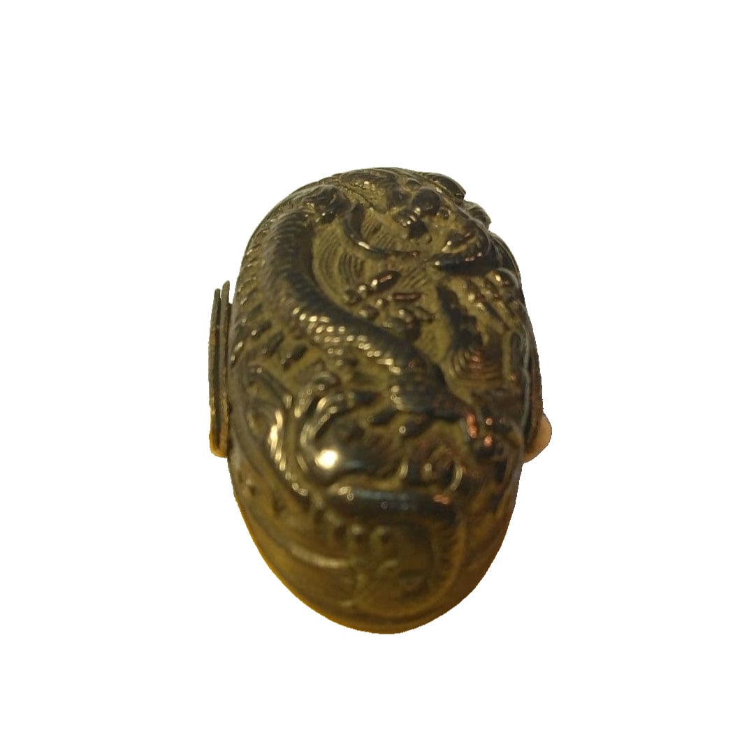 Edge fittings, preserved sword fittings, swords, tsuba, small fittings, antiques.: Translation: Sword Fittings and Accessories Antique A sword guard with a dragon motif, accompanied by a certificate of appraisal for the sword fittings. Unsigned, Satsuma, high-relief in red copper.