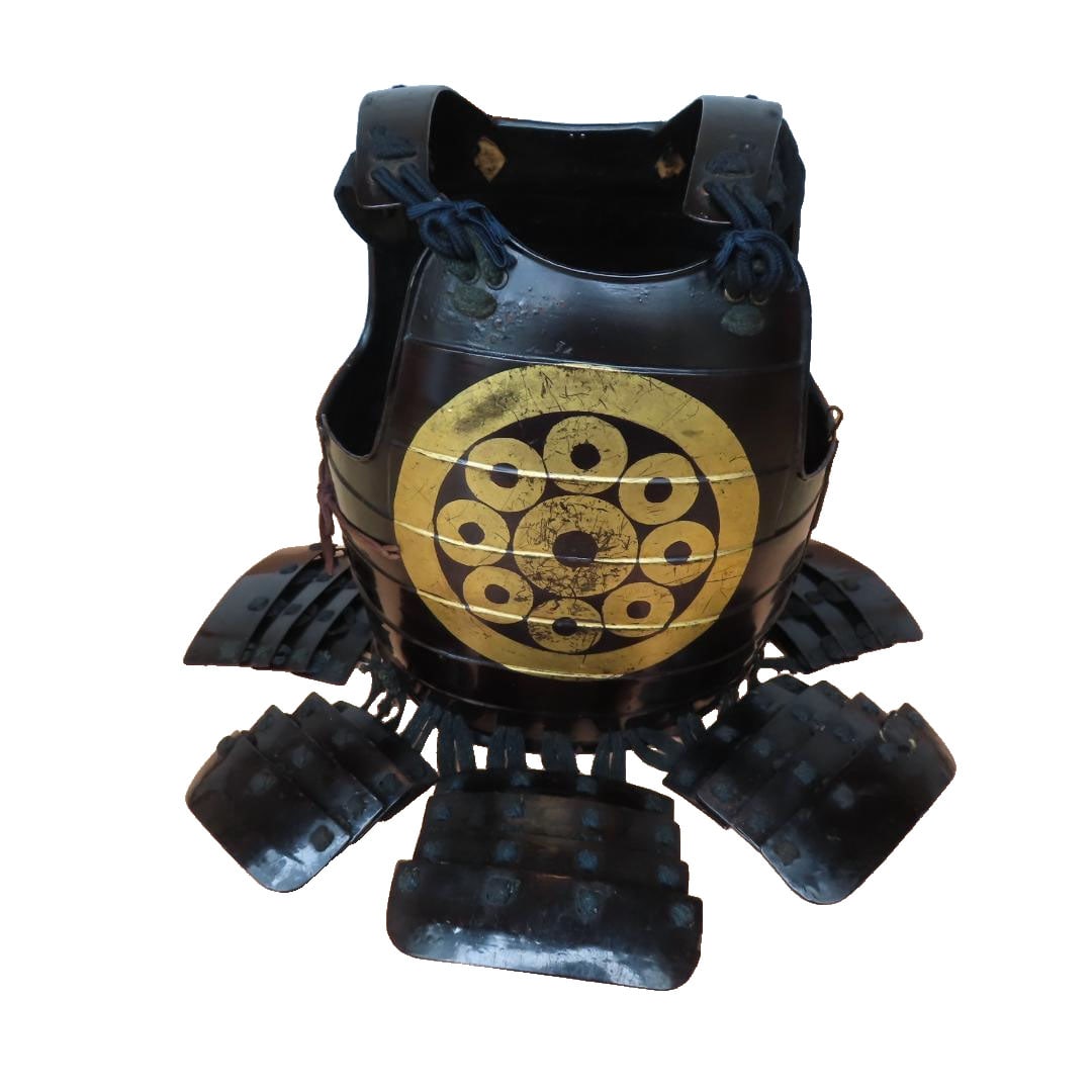 Rental Armor from the Warring States Period with Snake Eye and Nine Luminaries Pattern: Rental Gusoku Armor from the Sengoku Period with Snake-Eye and Nine-Star Crest During the Muromachi to Azuchi-Momoyama periods, rental gusoku armor was not produced in the peaceful Edo period. This