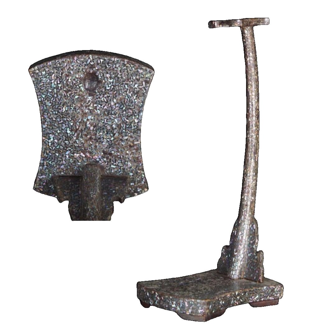 Era Armor Total Raden Craft Blue Shell Tachi Display Stand Antique Sword Mounts Wooden Lacquerware: Period Armor Stand with Mother-of-Pearl Inlay, Blue Shell, Tachi Display Stand, Antique Art, Sword Mounting, Wooden Lacquerware Height 64 cm, Width 22 cm, Weight 1.37 kg.