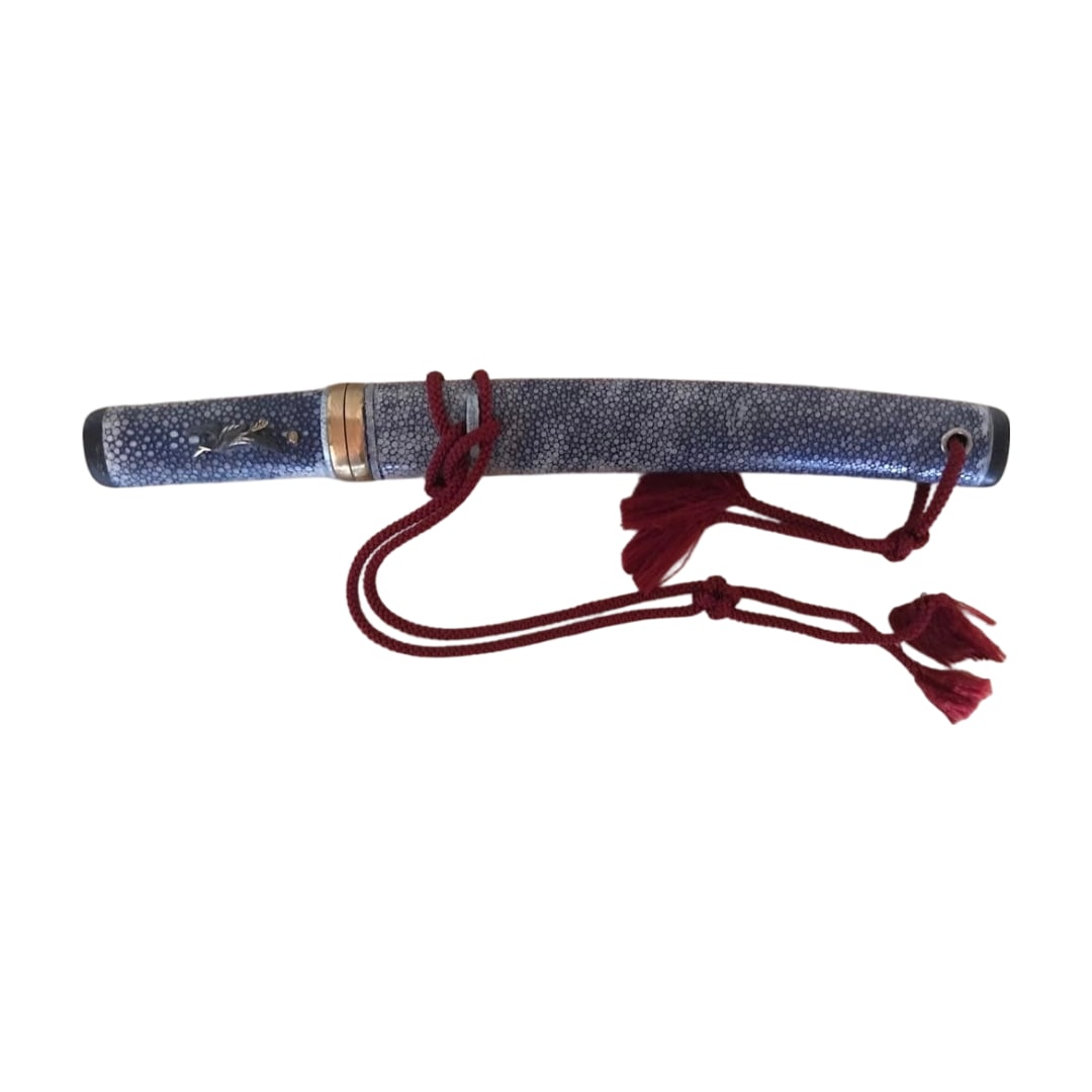 Tanto, Handcrafted: Tanto Handcrafted This is a koshirae of the tanto Kaitsu. It is handcrafted. The koshirae is made by wrapping sharkskin and polishing it. Total length: 35 cm, blade length: 10 cm + 15 cm, thickness at