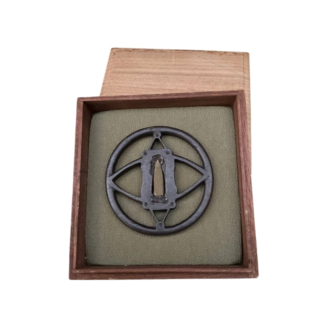 Iron Tsuba Sword Fittings, Period Sword Fittings, Samurai Antiques, Vintage, With Box: Iron Tsuba Sword Fittings Samurai Antique Retro With Box This is a tsuba used for Japanese swords. The tsuba is made of iron and will react to a magnet. The surface exhibits wear, rust, scratches, dis