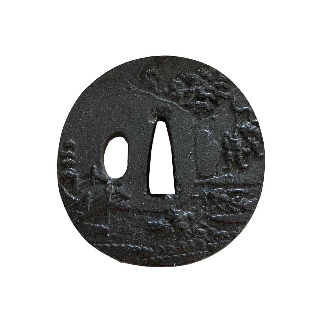 Musha-e (Warrior Prints) with Kintsugi Wooden Box: Musha-e Kugi with Wooden Box This is an iron musha-e relief-decorated kugi. The material is iron, designed with musha-e, and comes with a wooden box. It is slightly oval in shape, with a diameter of