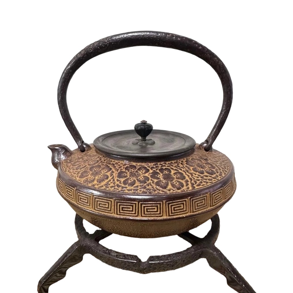 Kikuchi Hojudo-zo Enheigata Sosakuramon'yo Ichihin Nanbu Tetsubin: Unused, with wooden box and bookmark. Made by Kikuchi Hojudo. Round flat shape with overall cherry blossom pattern. First-class Nambu iron kettle. A first-class item in stock. Dimensions Height