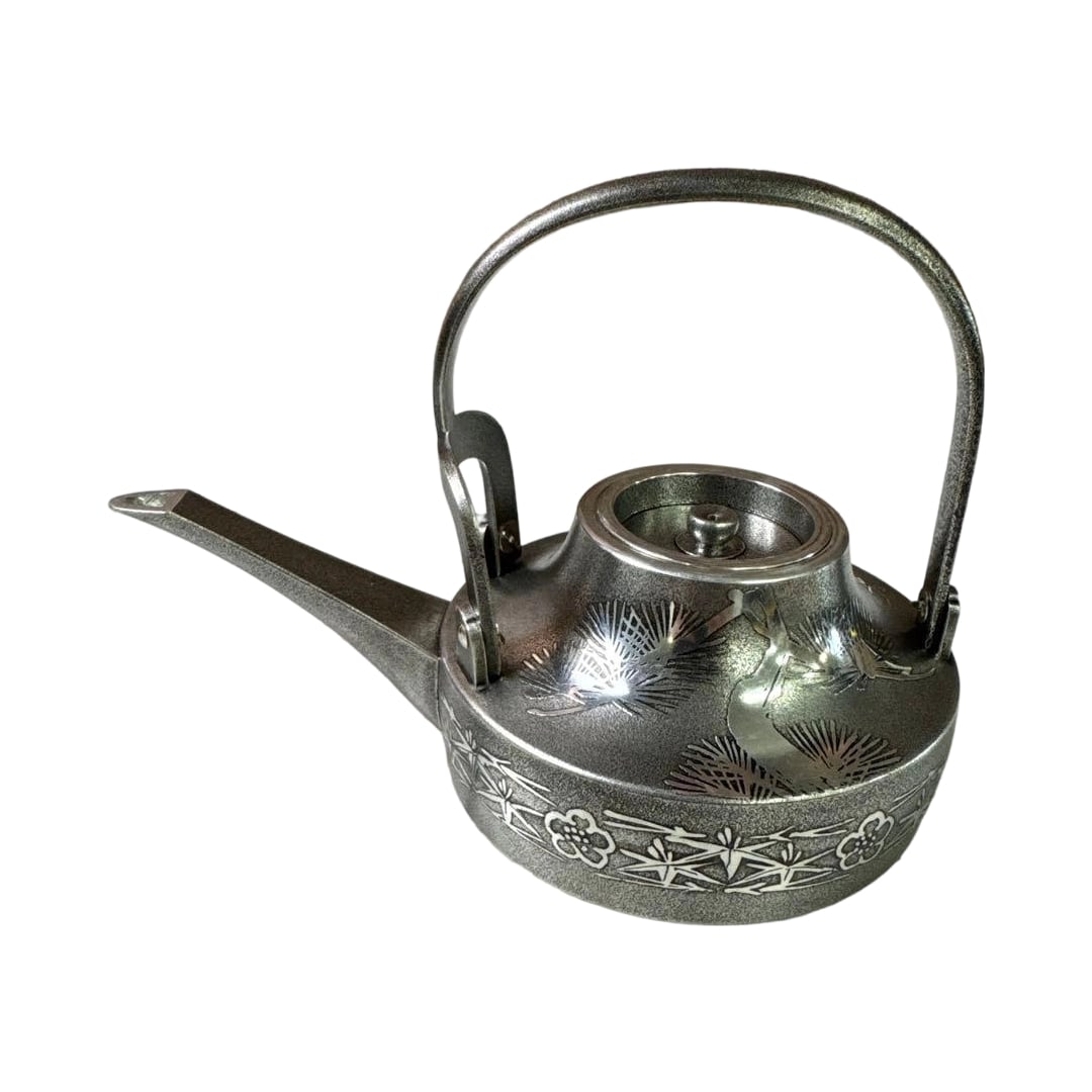 Unused pewter sake pot with pine, bamboo, and plum blossom carvings. Pewter antique sake vessel: Unused pewter sake pot with pine, bamboo, and plum carvings. Pewter antique sake vessel teapot. The back is engraved with the company name and years of service commemoration. This is a sake pot made o