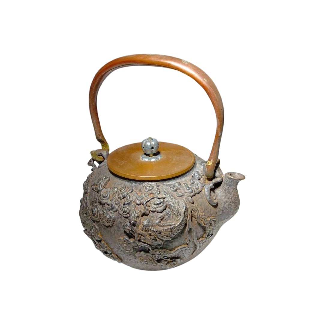 Iron kettle with cloud and dragon motif, made by Kiwado.: This is an iron kettle with a cloud and dragon motif. Due to its age, there are signs of wear, grime, and rust. It has been confirmed that there are no leaks or signs of restoration. Other items are