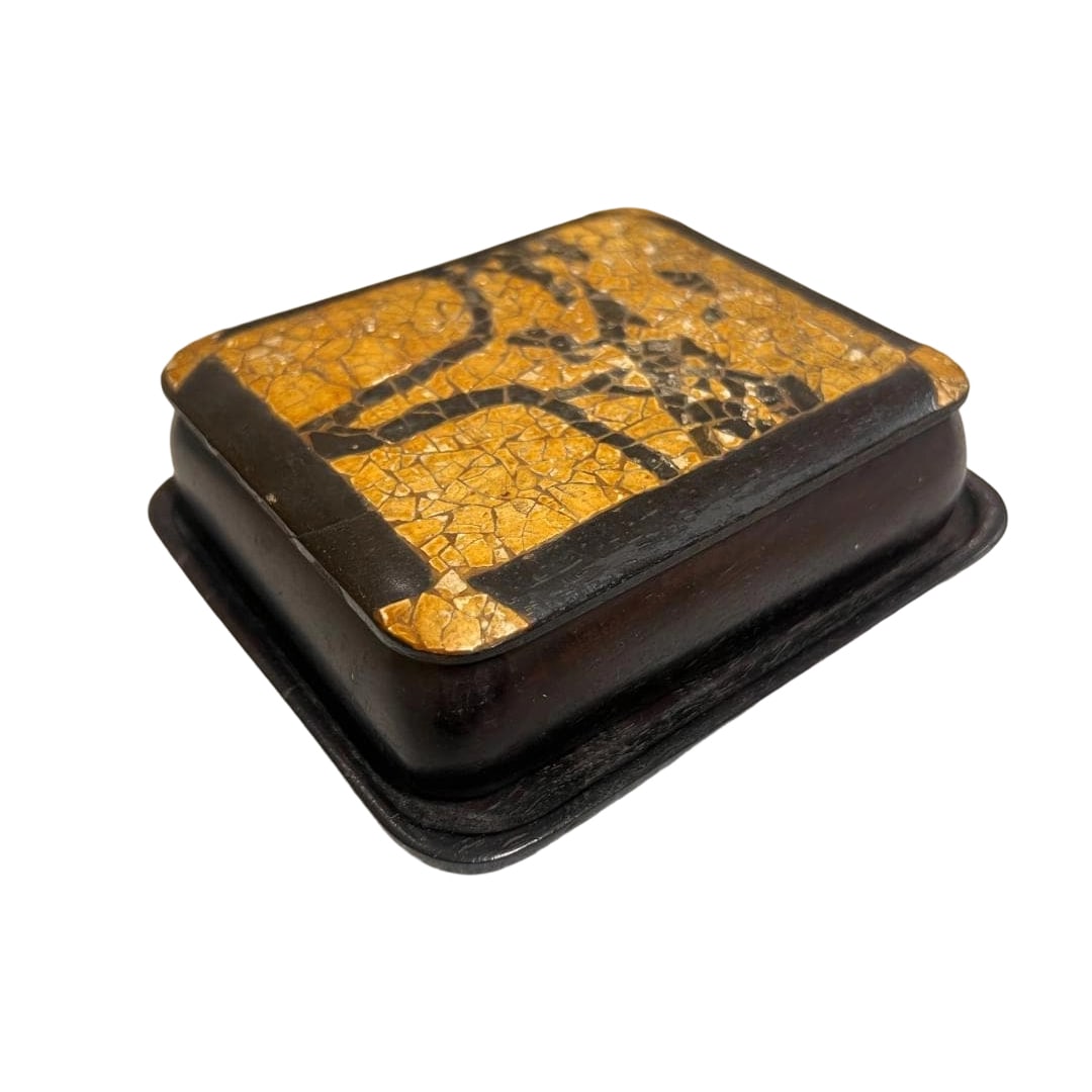 Eggshell Lacquerware with Maki-e Decoration from the Meiji to Taisho Periods: This is a Japanese Meiji to Taisho period eggshell maki-e lacquer box discovered during the reorganization of an old collection. The design combines eggshell inlay and gold decoration on a black lacqu
