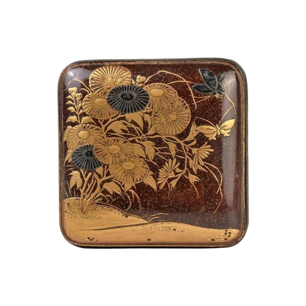 Antique Art: Tin Scroll Makie Chrysanthemum Design Incense Box with Box, Edo Period, Daimyo Tool: Antique Art: Tin Scroll Makie Chrysanthemum Design Incense Box with Case, Edo Period, Daimyo Tool. Dimensions: Height 2.3 cm, Width 6.2 cm, Depth 6.2 cm.