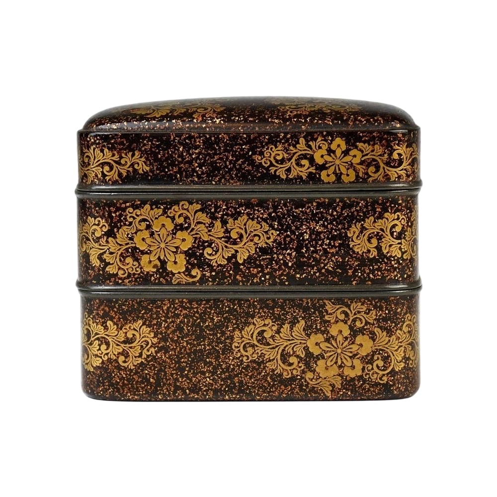Antique Art: Shikuchi Makie Ju-kogo with Box, Edo Period: Antique Art: Lacquered Incense Box with Tin Mouth, Edo Period, with Box. Dimensions: Height 7 cm, Width 8 cm, Depth 6 cm.