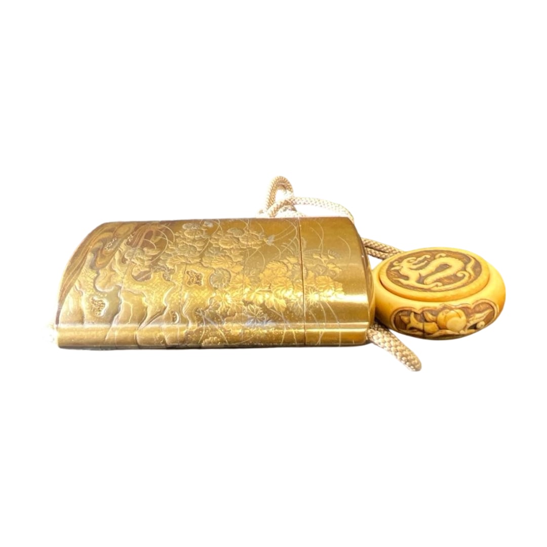 Inro with Manju Netsuke, Superior Makie, with Inscription, 40g: Inscribed, Exquisite Maki-e Manju Netsuke Inro, 40g. Please understand the discoloration of the netsuke and the slight damage to the inro due to age. Please confirm through photographs. Unable to open