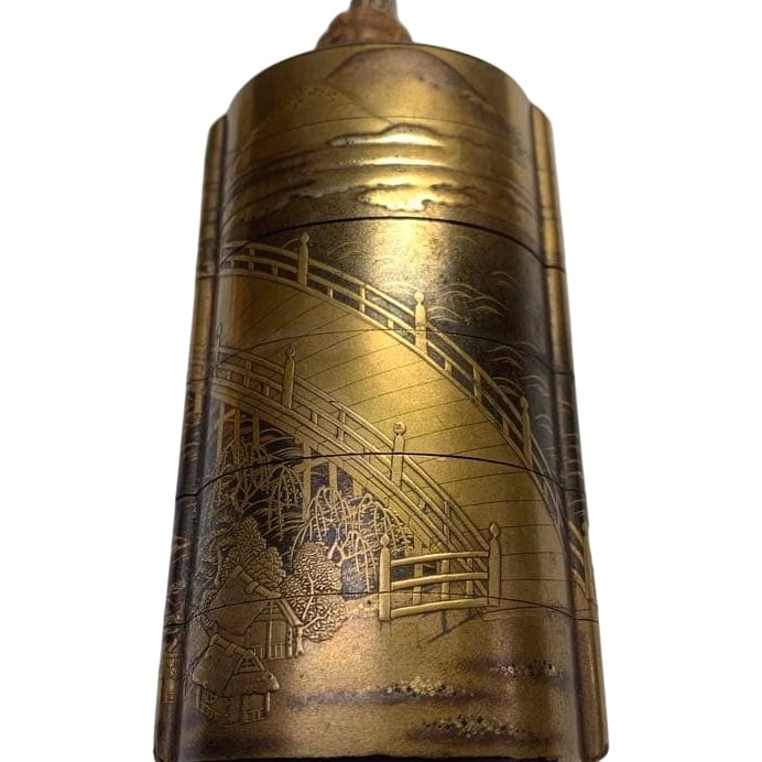 Edo Period, Master Artist, Furu-Style Nashiji Maki-e Inro, First-Class Rare Item: Vintage Nashiji Maki-e Inro from the Edo Period, with an exceptionally rare Netsuke of museum quality. A first-class rarity and fine art craft. It has been kept at home for a long time, thus it does n