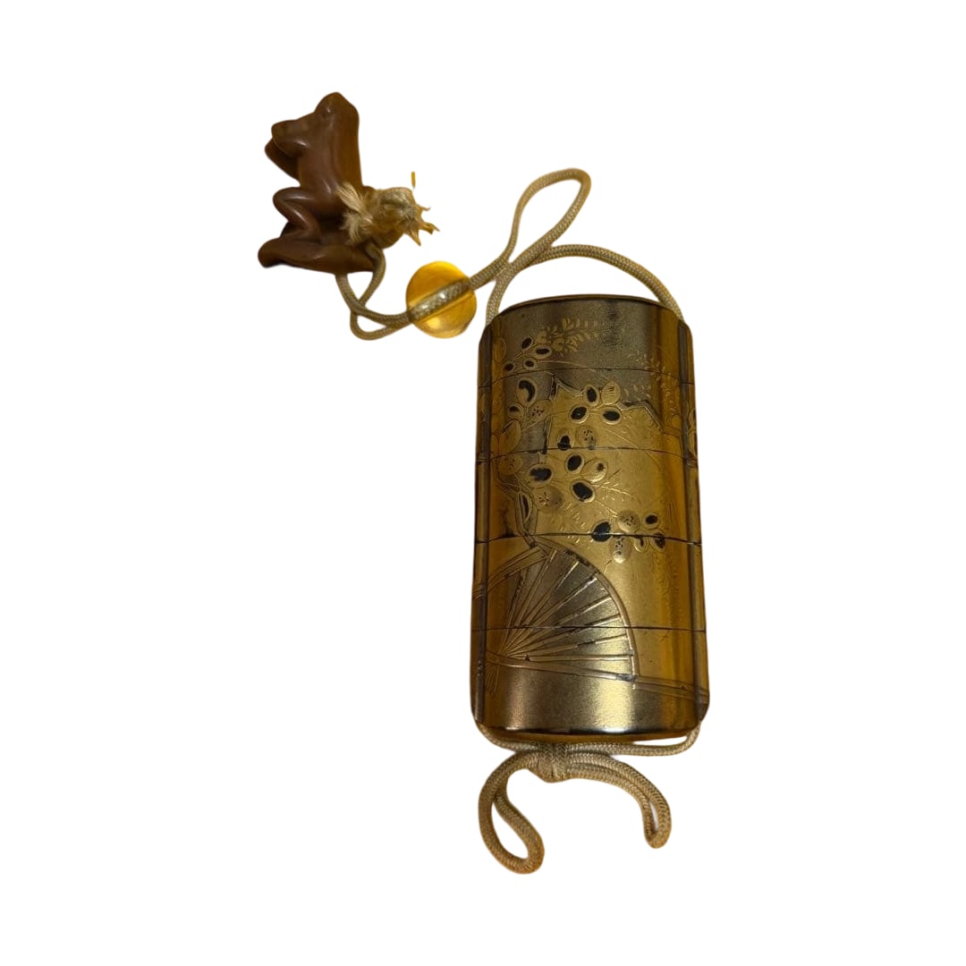 Period: Five-tiered inro with gold maki-e fan-shaped design, netsuke, Edo period antique, from an: Regarding Inro This is a five-case inro with gold maki-e. The elegant maki-e with fan-shaped patterns is painted on a gold background, covering the entire inro to form a continuous panoramic compositi