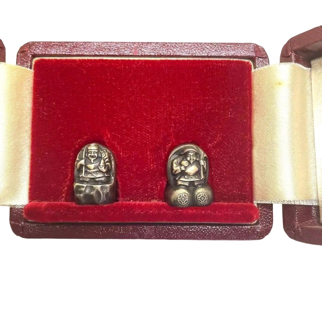 A pure silver statue of Ebisu and Daikokuten.: This is an antique pure silver art sculpture with significant value. It bears a pure silver hallmark on the back. Daikokuten and Ebisu, among the Seven Lucky Gods, are deities symbolizing commercial