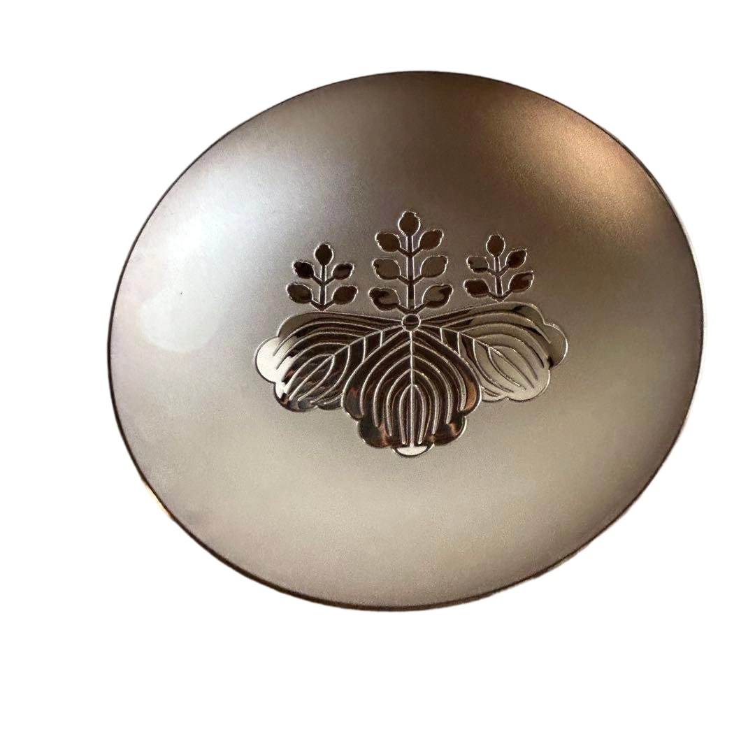 Pure silver cup, marked with " SILVER" and weighing 181g, presented by the Prime Minister.: An elegant pure silver cup engraved with the inscription of the Prime Minister of the Cabinet. Presented as an auxiliary prize for medals and commendations, this is a commemorative item with a long