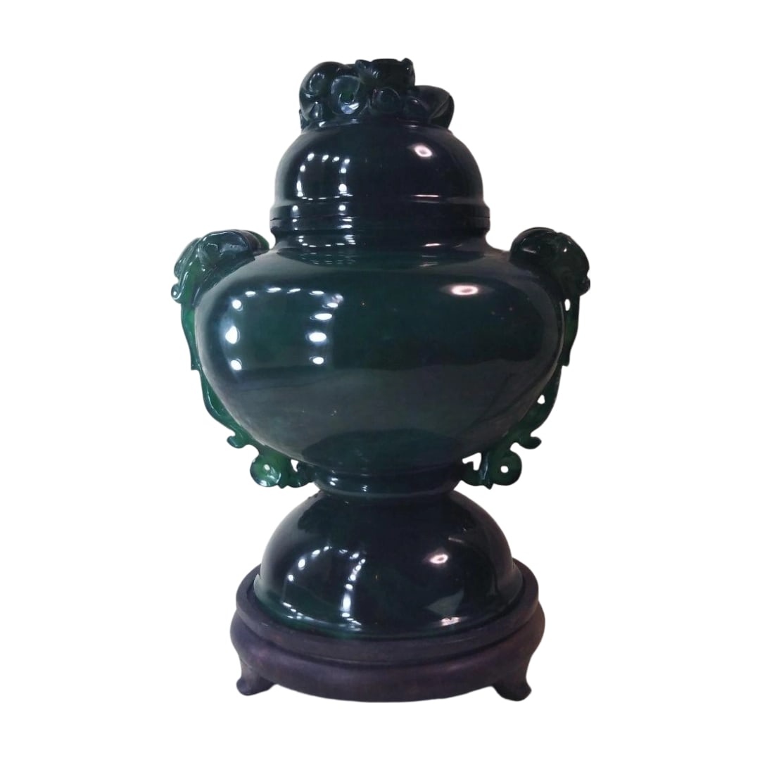 An antique high-grade agate decorative vessel.: An ancient high-grade agate decorative vessel A highly precious item, a treasure that can no longer be obtained A unique stone in the world This item is not merely an agate vessel. When illuminated