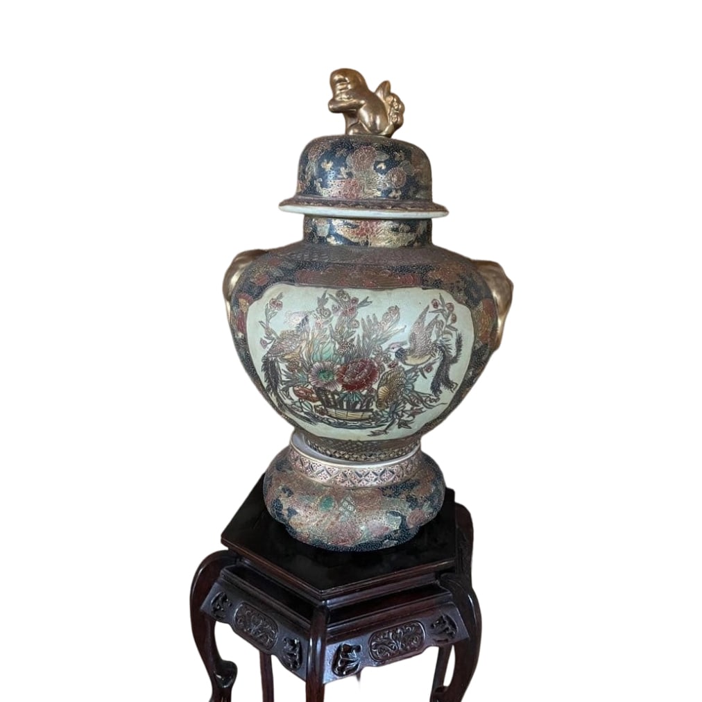 Satsuma Ware Incense Burner: Satsuma Ware Incense Burner, approximately 50cm in height, Kinrande, Gold Decoration, Luxurious and Splendid, Antique Art This is a splendid and luxurious Kinrande Satsuma Ware incense burner
