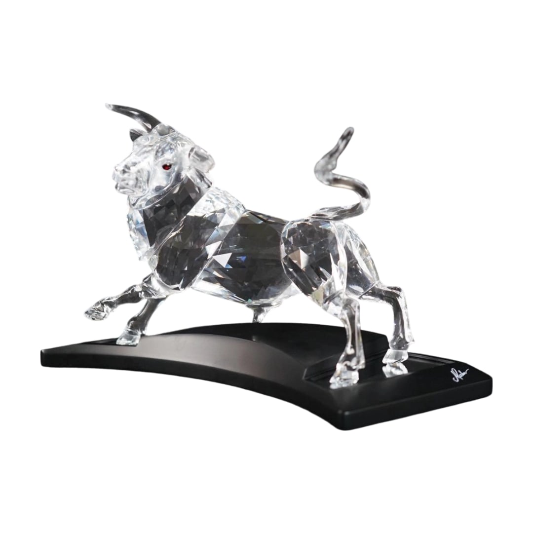 Swarovski The Bull Red Crystal 2004 Annual Limited Edition: Swarovski The Bull Red Crystal 2004 Annual Limited Edition Height 19.3 cm Width 26.5 cm Weight 2222 g Includes dedicated box, certificate, base, brochure