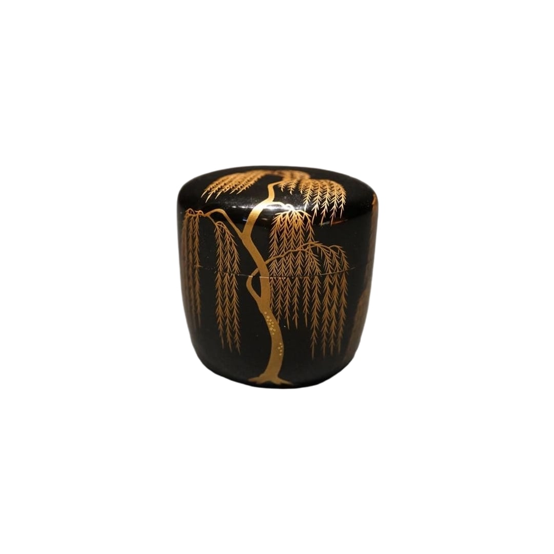 Lacquer Artist: Shigehira Yanagi Makie Natsume with Tomobako Tea Ceremony Utensil: Lacquer Artist: Shigehira Yanagi Maki-e Natsume with Tomobako Tea Ceremony Utensil Height: 6.8 cm Width: 6.5 cm Accompanied by Tomobako and Tomobukuro