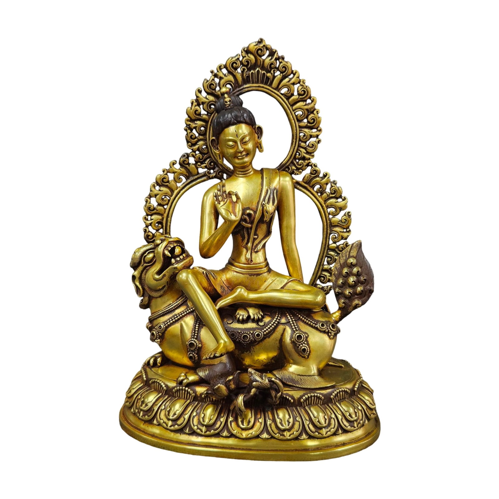 Gilt Copper Lion's Roar Guanyin Statue: This gilt copper Lion's Roar Guanyin statue is exquisitely crafted, with vivid details that convey the solemnity and compassion of Guanyin. The gilding technique adds a touch of grandeur, making it su