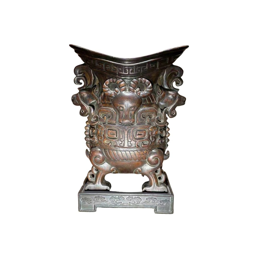 Qing Dynasty Agarwood Double-Eared Bull Head Goblet: This Qing Dynasty agarwood double-eared bull head goblet is carved from a large piece of natural old agarwood, with clear and spirited carving. The craftsmanship is exquisite, the wood texture is fine