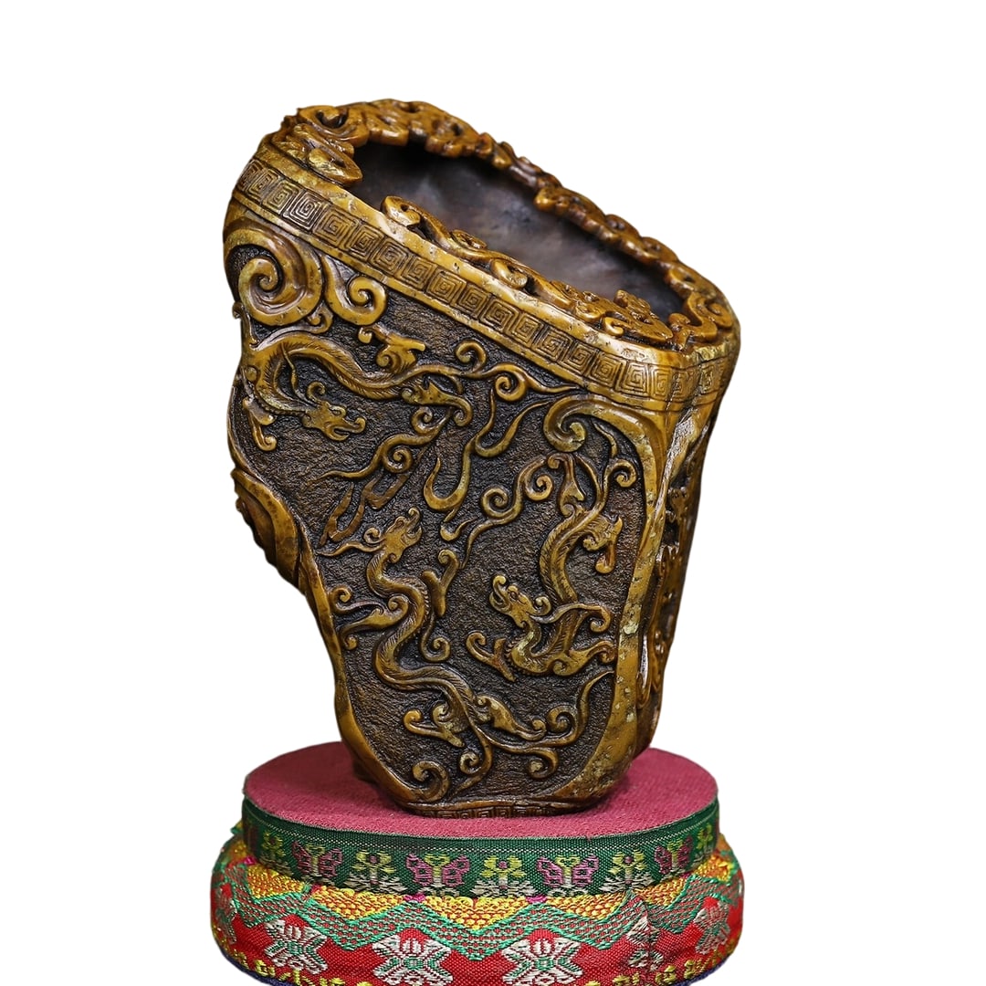 Shoushan Stone Chilong Cup Seal Ornament: This Shoushan stone Chilong cup seal ornament features exquisite craftsmanship, with lifelike Chilong motifs showcasing the superb skills of traditional artisans. The Shoushan stone is warm in