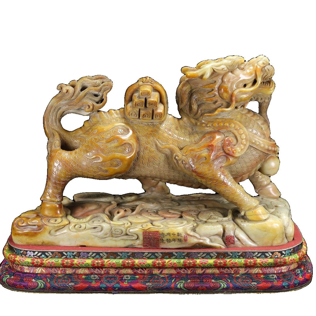 Shoushan Stone Tianhuang Stone Kylin Ornament: An exquisite Shoushan stone from an old collection, marked with the Imperial Household Department. The material is superior, with beautiful color and a rich patina, exuding an antique charm. The lines