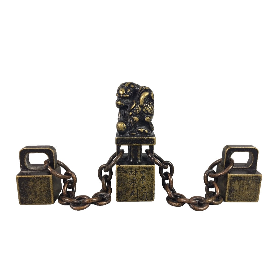Old Copper Three-Linked Seal: This old copper three-linked seal showcases exquisite craftsmanship and a substantial copper quality, reflecting the unique charm of traditional seals. Its distinctive form makes it suitable for