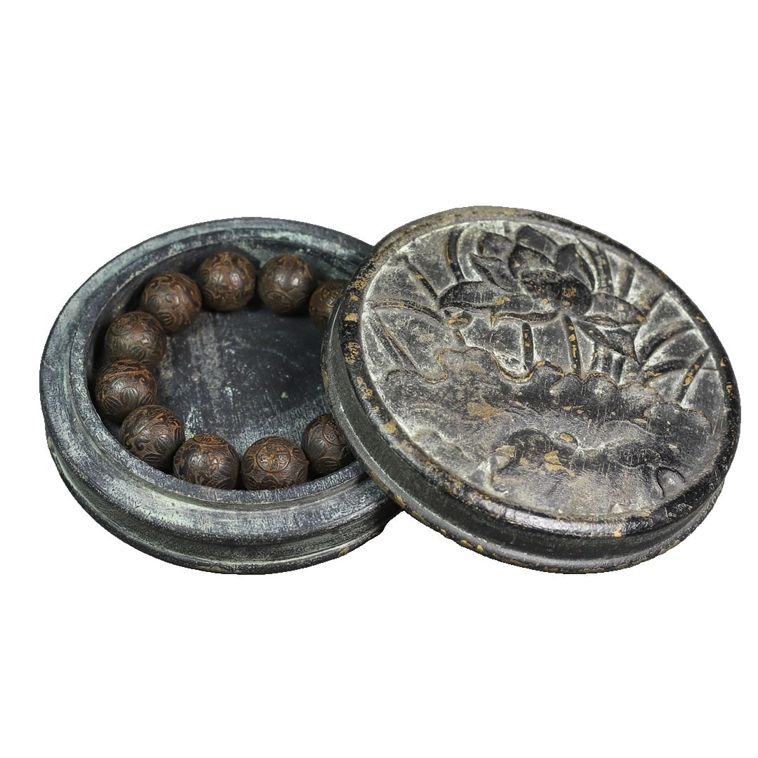 Agarwood Carved Bracelet: This set of agarwood carved bracelet is made from precious material with exquisite craftsmanship, showcasing the high level of traditional carving skills. Each bead is evenly full and has a delicate